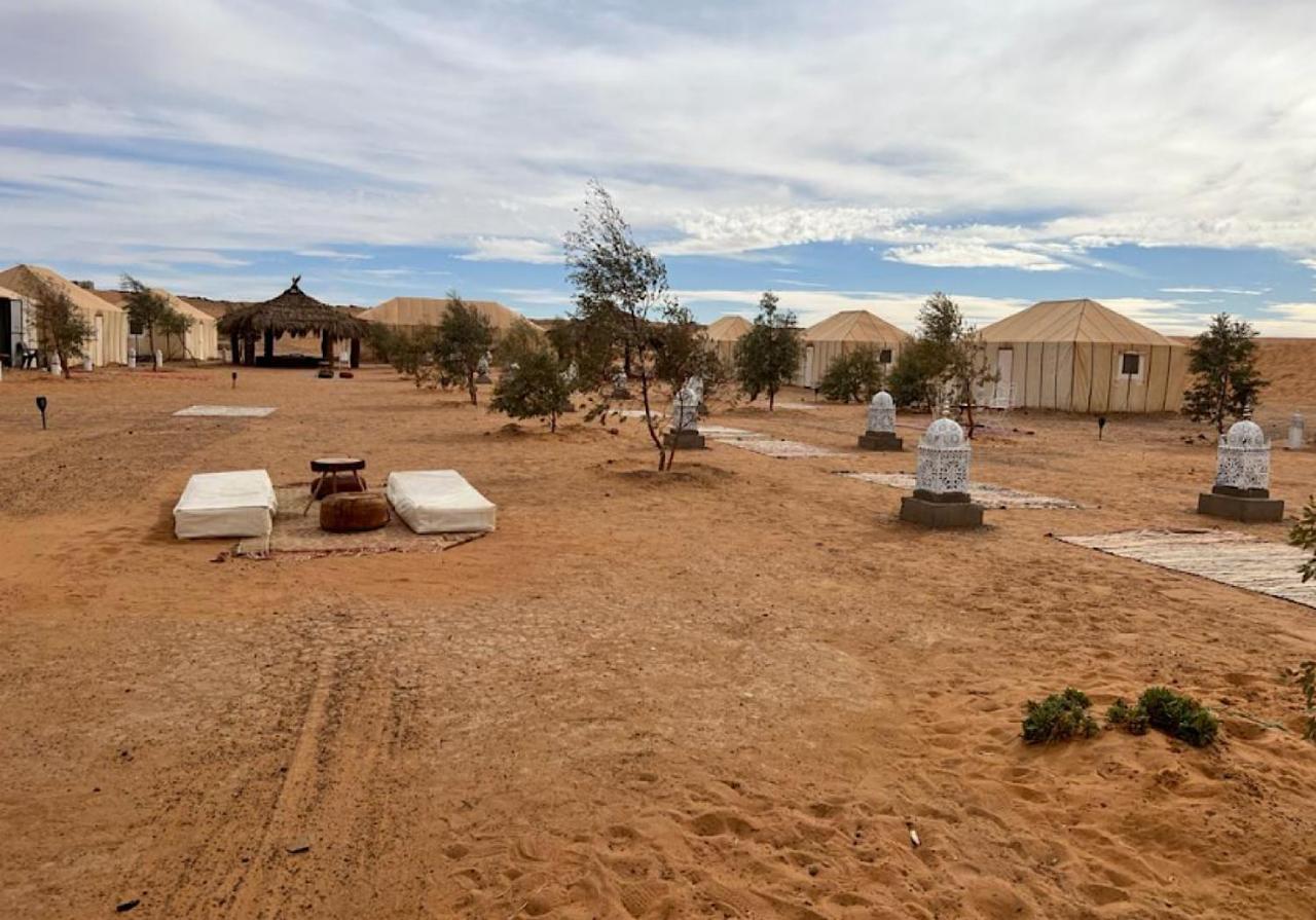 Hotel Sahara Traveling Camp à Merzouga Extérieur photo