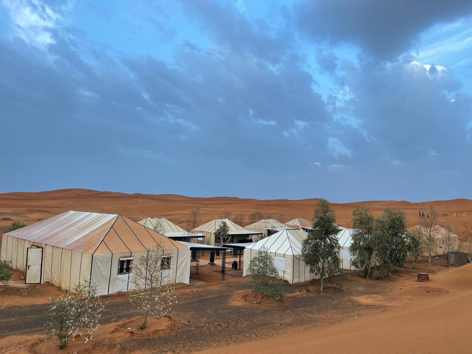 Hotel Sahara Traveling Camp à Merzouga Extérieur photo